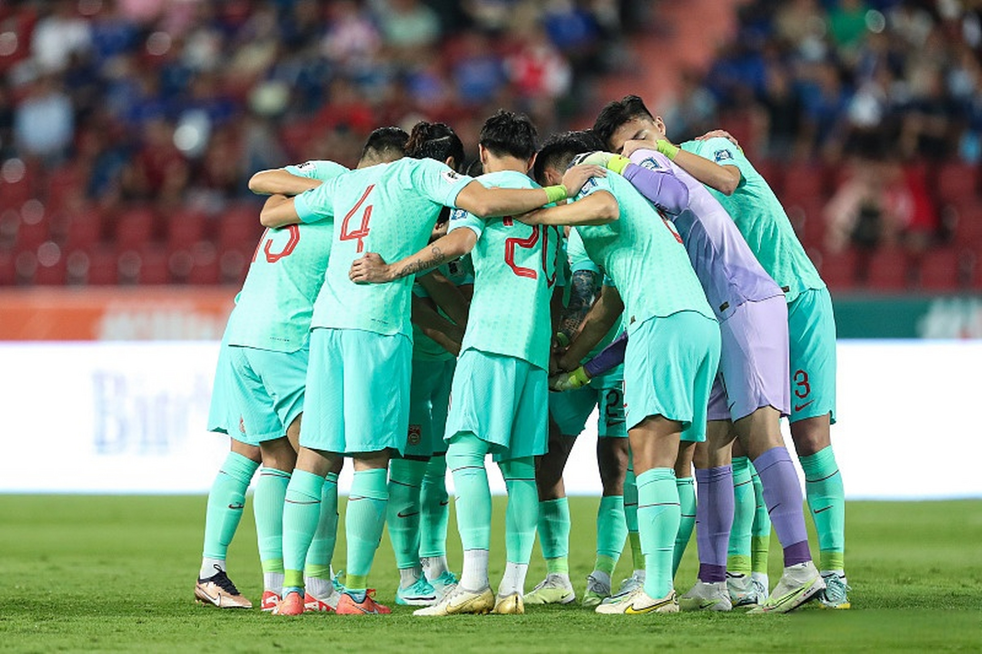 kaiyun-中国足球联赛惊险刺激，球员全力以赴比拼